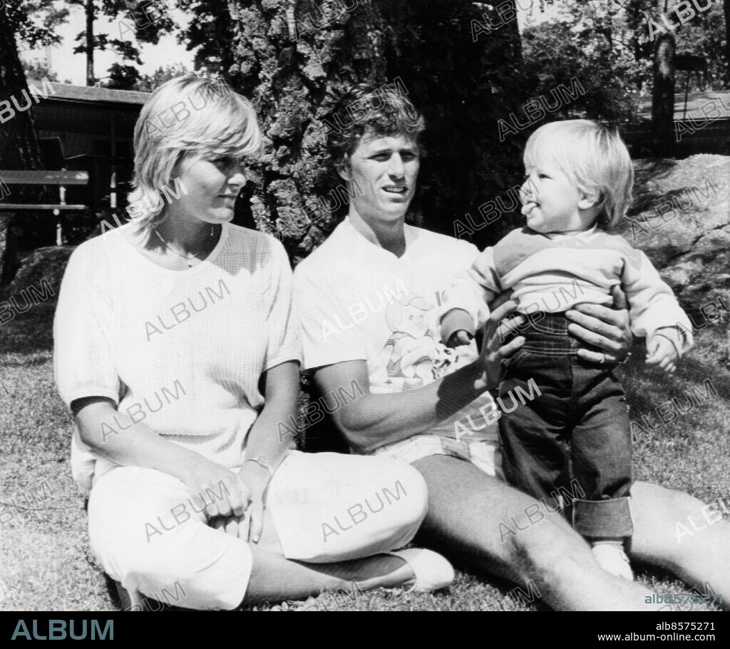 ARKIV GÖTEBORG 19830719. Fotbollsspelaren Glenn Hysén tillsammans med sambon Kerstin Mellbin och sonen Tobias.. Foto: Pelle Lund / Kamerareportage / SCANPIX / Kod: 224.