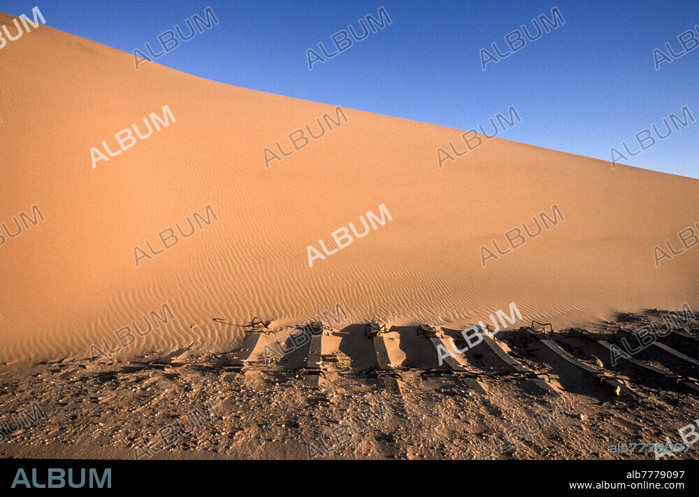 La Namibie, le chemin de la Namibie vers l'indépendance (colonie 1884-1920, Allemagne du Sud-Ouest allemand, 1920 à 1990 comme mandat de la Société des Nations en Afrique du Sud). Vestiges de l'ancienne voie ferrée allemande près de Lüderitz. Luderitz, 1989.