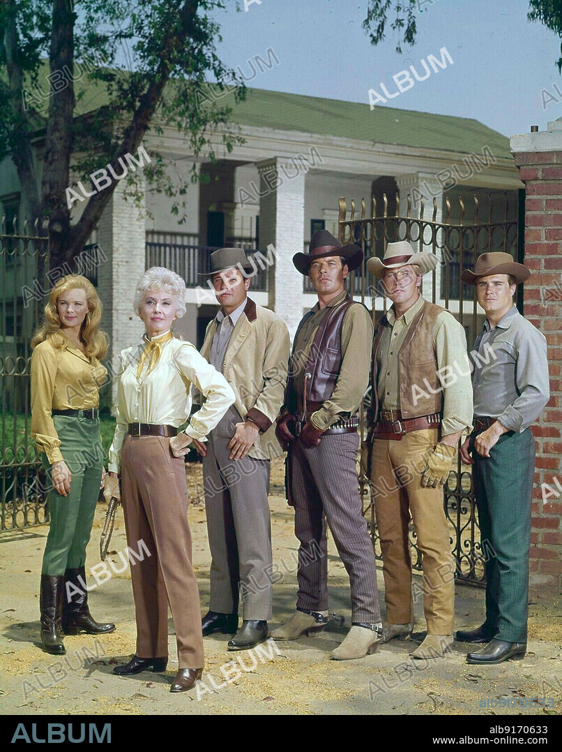 BARBARA STANWYCK, LEE MAJORS, LINDA EVANS, PETER BRECK et RICHARD LONG dans THE BIG VALLEY, 1965, réalisé par A. I. BEZZERIDES. Copyright FOUR STAR PRODUCTIONS.