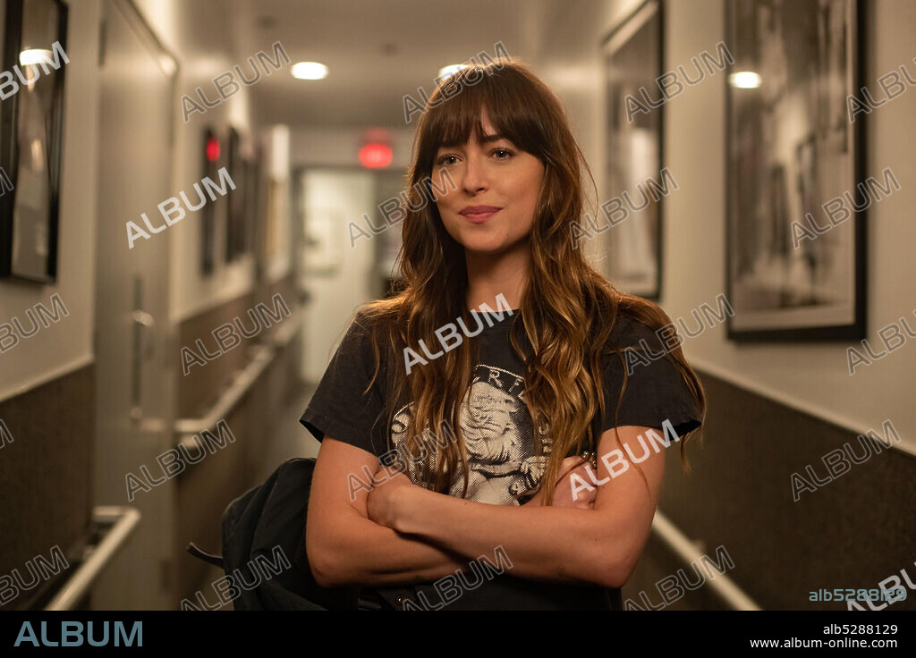 DAKOTA JOHNSON en PERSONAL ASSISTANT, 2020 (THE HIGH NOTE), dirigida por NISHA GANATRA. Copyright FOCUS FEATURES/WORKING TITLE FILMS.