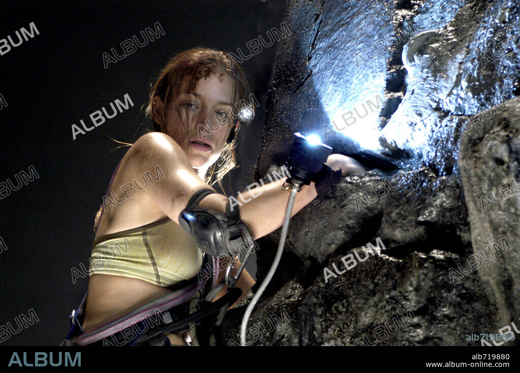 PIPER PERABO in THE CAVE, 2005, directed by BRUCE HUNT. Copyright COLUMBIA TRISTAR.