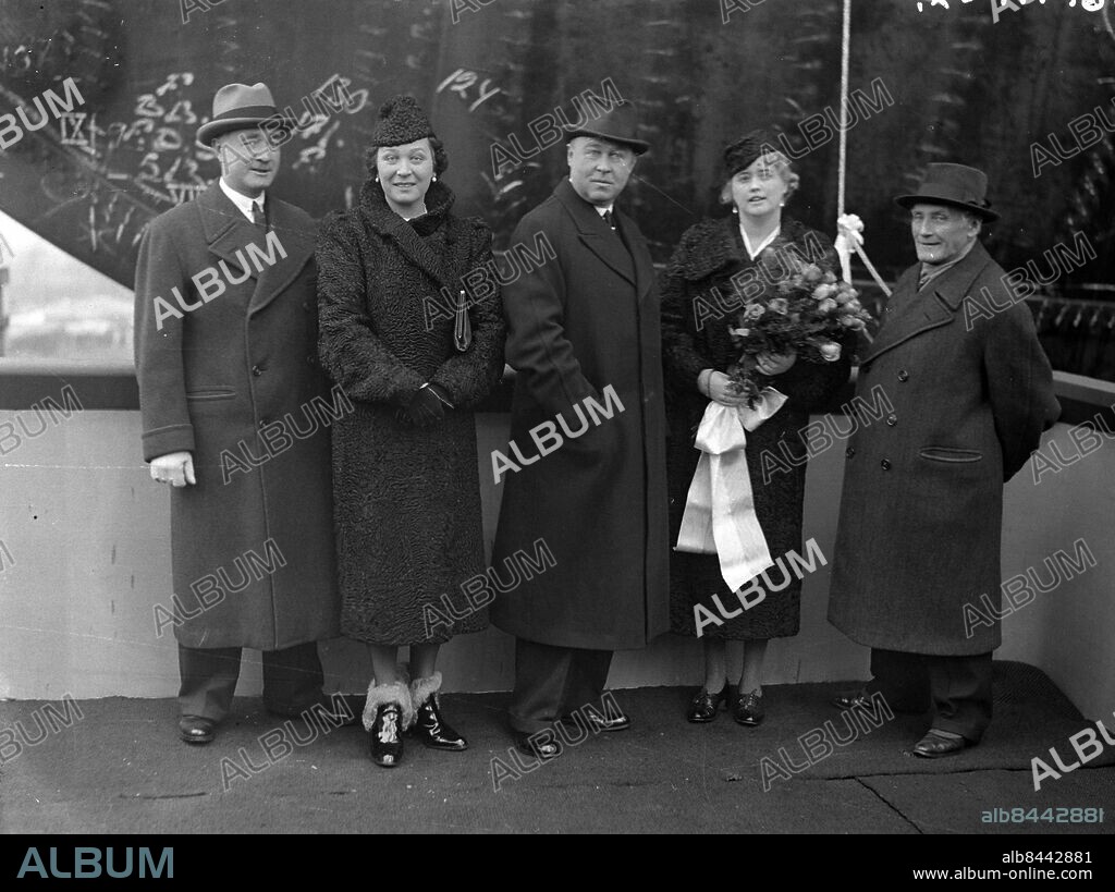 Göteborg 1937-11-25 - Sjösättning och fartygsdop på Götaverken - det är fartyget W. R. Lundgren som kommer i vattnet denna dag - fr v ingenjör Rolf Sörman - fru Sörman - assessor Parkfelt - fru Parkfelt och längt th dir. Hugo Hammar - *** Local Caption *** GT Låda 1937-november-02. KAMERAREPORTAGE.
