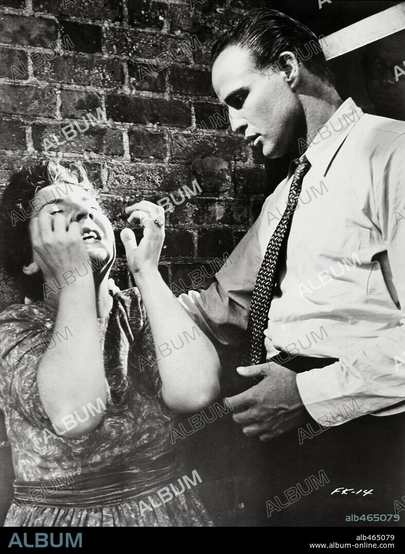 MARLON BRANDO and MAUREEN STAPLETON in THE FUGITIVE KIND, 1959, directed by SIDNEY LUMET. Copyright UNITED ARTISTS.