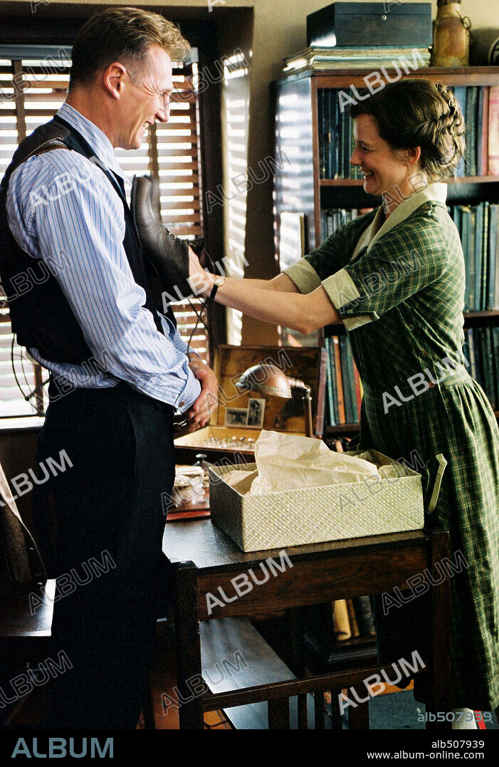 LAURA LINNEY and LIAM NEESON in KINSEY, 2004, directed by BILL CONDON. Copyright 20TH CENTURY FOX / REGAN, KEN.