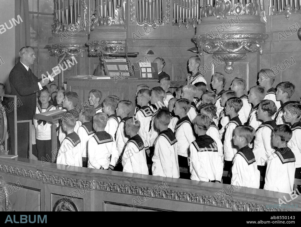 Stockholm 1947-09-22. Stockholms gosskör anförd av musikdirektör Erik Algård, medverkade förtjänstfullt när jubileumskantaten framfördes vid högtidsgudstjänst. Foto: SvD / TT / kod 12014.
