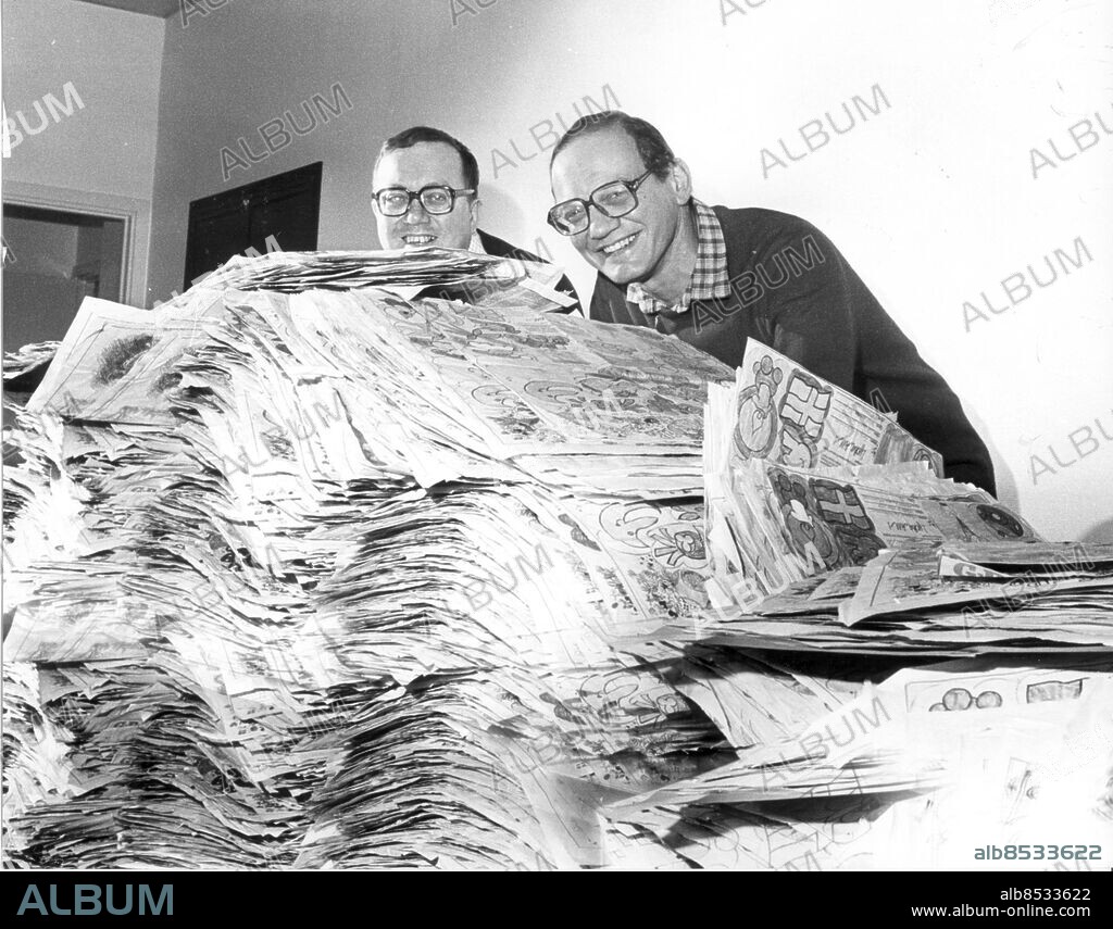 GÖTEBORG 1982-01-10.. Chefredaktör Lars Hjörne och redaktör Bo Nilsson tittar fram bakom brevskörden som inkommit till GP. Det hela handlar om Adventskalendern. *** Local Caption *** GP Foto: Kamerareportage / TT / Kod: 2524.
