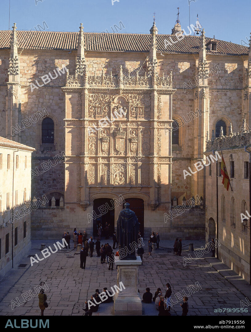 FACHADA DE LA UNIVERSIDAD Y ESTATUA DE FRAY LUIS DE LEON EN EL PATIO DE LAS ESCUELAS MAYORES.