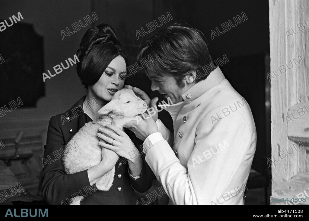 ALAIN DELON et BRIGITTE BARDOT dans HISTOIRES EXTRAORDINAIRES, 1968, réalisé par FEDERICO FELLINI, LOUIS MALLE et ROGER VADIM. Copyright AIP.