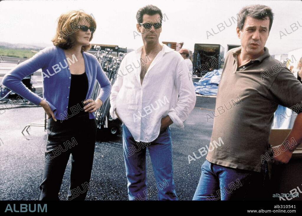 JOHN MCTIERNAN, PIERCE BROSNAN and RENE RUSSO in THE THOMAS CROWN AFFAIR, 1999, directed by JOHN MCTIERNAN. Copyright UNITED ARITSTS / WETCHER, BARRY.