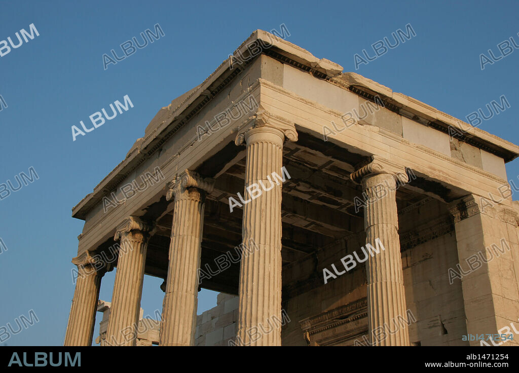 ARTE GRIEGO. GRECIA. ERECTEION. Templo de estilo jónico iniciado en el año 421 a. C. por el arquitecto Filocles. Dedicado a dioses y héroes griegos. Vista del PORTICO NORTE, decorado con 4 columnas jónicas en el frente y dos en los lados. ACROPOLIS DE ATENAS. Grecia.