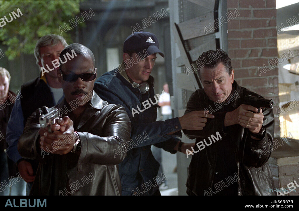 EDDIE MURPHY, ROBERT DE NIRO and TOM DEY in SHOWTIME, 2002, directed by TOM DEY. Copyright WARNER BROS. PICTURES.