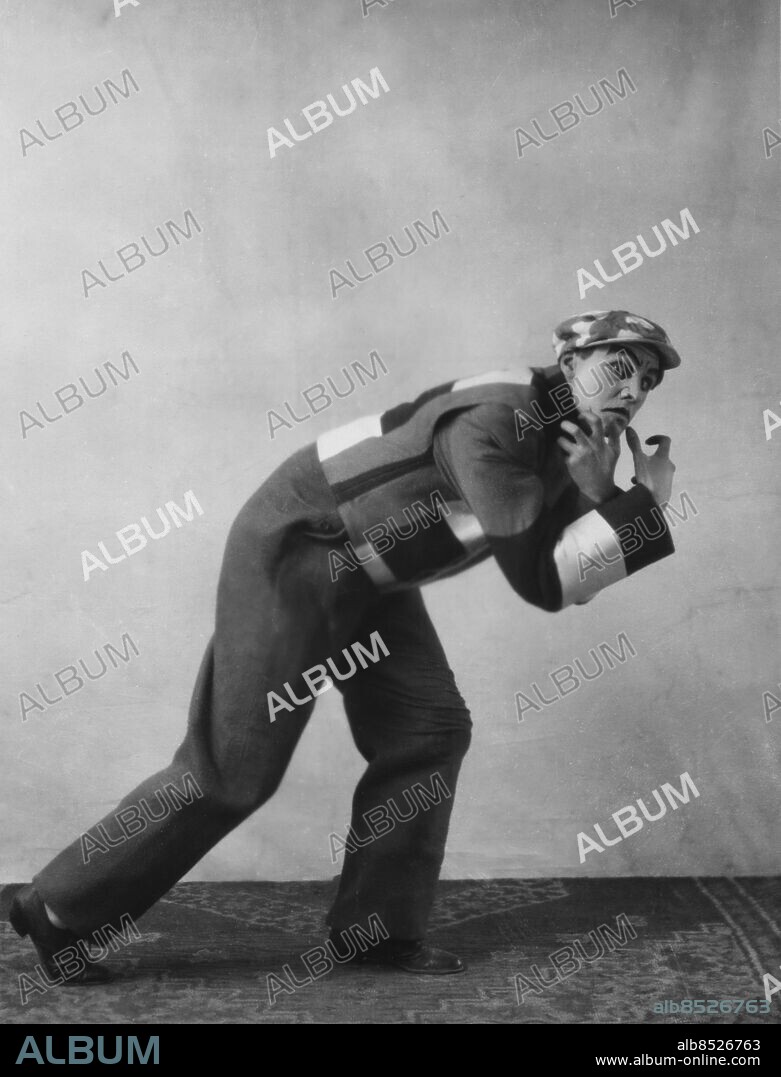 FRANKRIKE 1920-tal.. Utan bildtext. Not. Costume cubiste posé par Jean Börlin Anm. Svenska baletten, svenskt teaterföretag i Paris 1920-1925, lett av Rolf de Maré med Jean Börlin som balettmästare och koreograf. Scenkläder persons: JEAN BÖRLIN sites: FRANKRIKE;SVERIGE*.