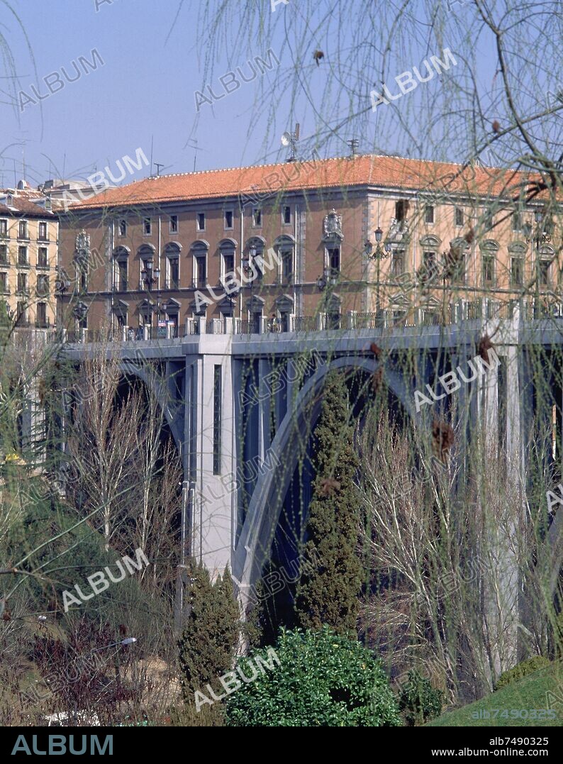 VIADUCTO DE LA CALLE BAILEN CON PALACIO UDEDA - HOY CAPITANIA GENERAL Y CONSEJO DE ESTADO DETRAS DESDE JARDIN DE LAS VISTILLAS - FOTO AÑOS 80.