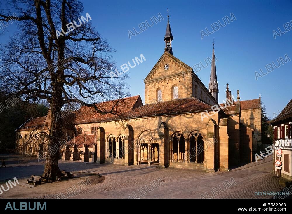 Maulbronn (Baden-Württemberg), ehem. Zisterzienserkloster. (gegründet 1147), Klosterkirche (geweiht 1178). Außenansicht von Westen mit Vorhalle, sog. Paradies (erbaut 1210/15). Foto (Florian Monheimt).