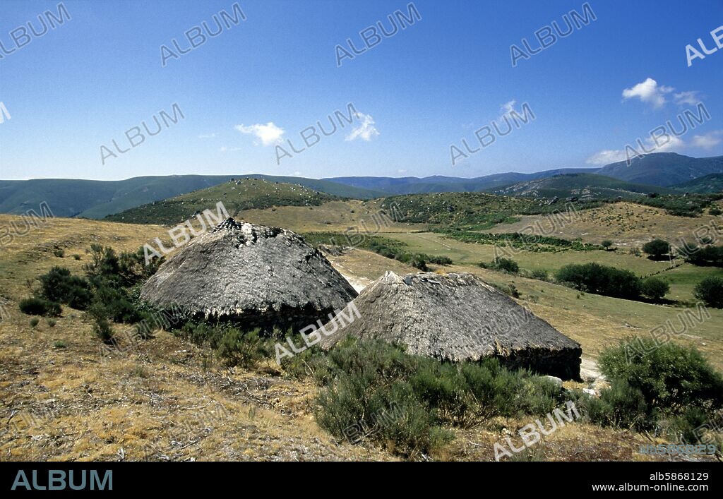 Campo del Agua; Valle del Burbia (Sierra de Ancares);  poblado de Pallozas.