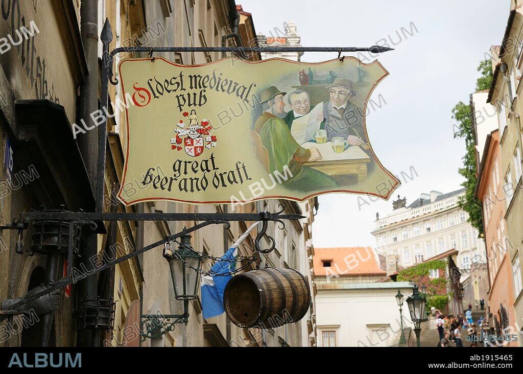 REPUBLICA CHECA. PRAGA (PRAHA). Cartel anunciador de una taberna tradicional con barril de cerveza colgado. Ciudad Pequeña (Malà Strana). Centro Europa.