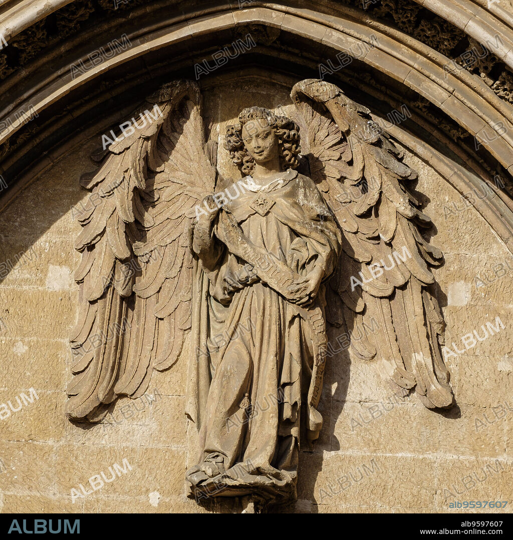 Ángel de la Mercadería, tímpano de la puerta principal, Lonja de Palma de Mallorca , Sa Llotja, antigua sede del Colegio de Mercaderes, Monumento histórico-artístico, construida por Guillem Sagrera entre 1420 y 1452, Palma, Mallorca, balearic islands, Spain.