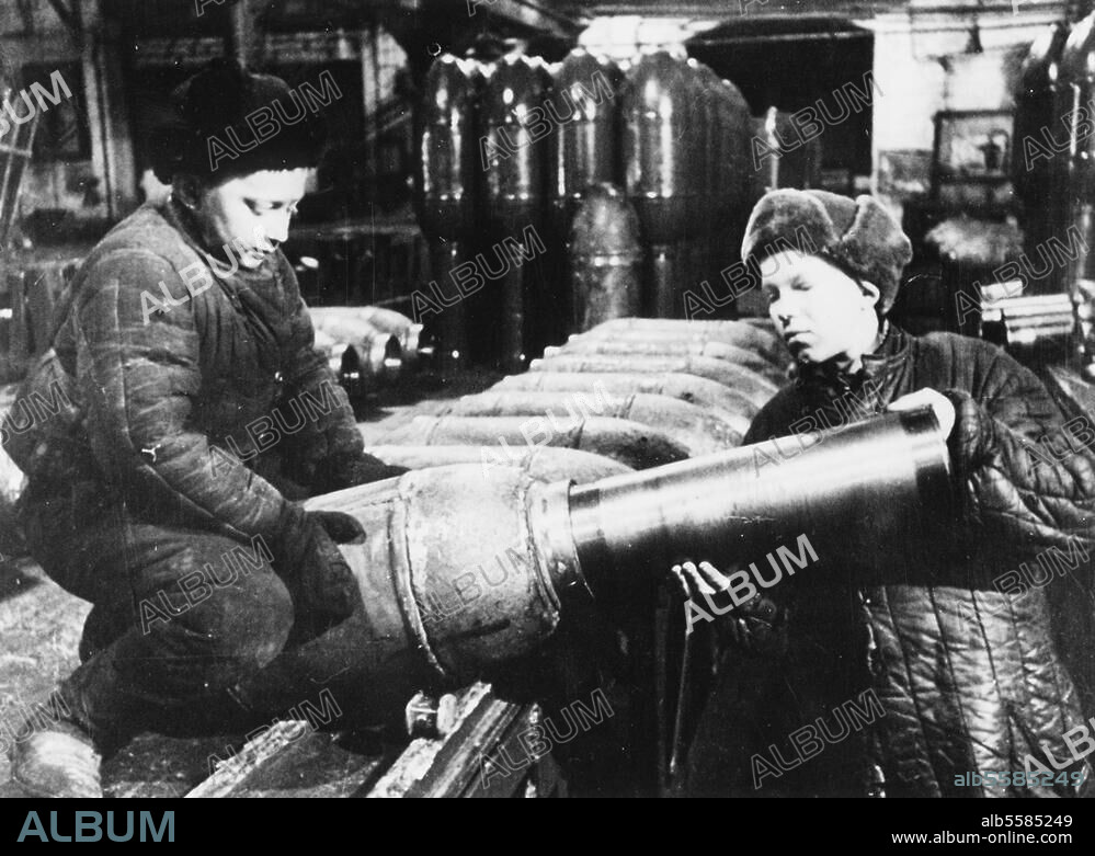 History / World War II / Soviet Union. Siege of Leningrad, 1941 - 1944, by the Army Group North of Nazi Germany against the Soviet city of Leningrad (now Saint Petersburg) on the Eastern Front in World War II. Children working in an ammunition factory in the besieged city of Leningrad. Photo, c.1942.