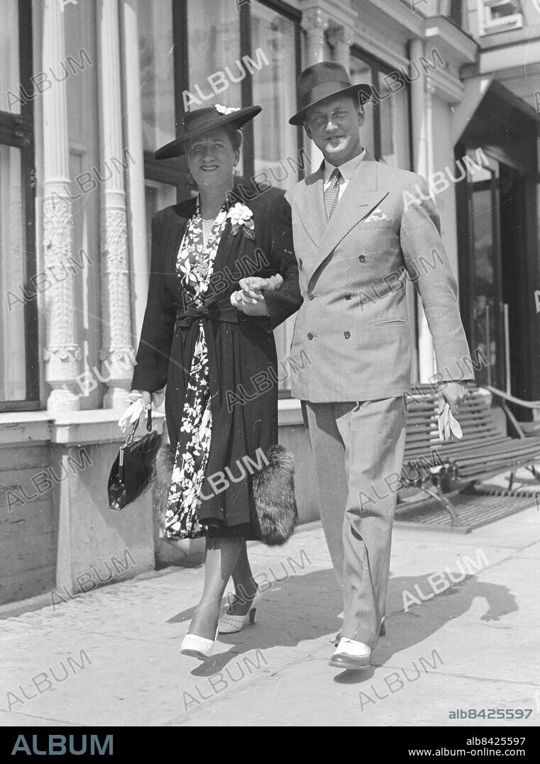 Göteborg 24 juli 1940. Sångarna Brita Hertzberg och Einar Beyron utanför Hotell Eggers. Foto: Kamerareportage *** Local Caption *** . KAMERAREPORTAGE.
