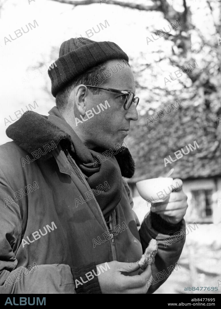 ARKIV 19610418.. Kenne Fant, skådespelare, regissör, filmdirektör och författare, tar en kaffepaus under inspelningen av en Nils Holgersson-film.. Foto: Gösta Carnsten / AB Text & Bilder / SVT / Kod: 5600. Mapp: Fant, Carl Henrik "Kenne". Profiler Mössor Kaffekoppar.