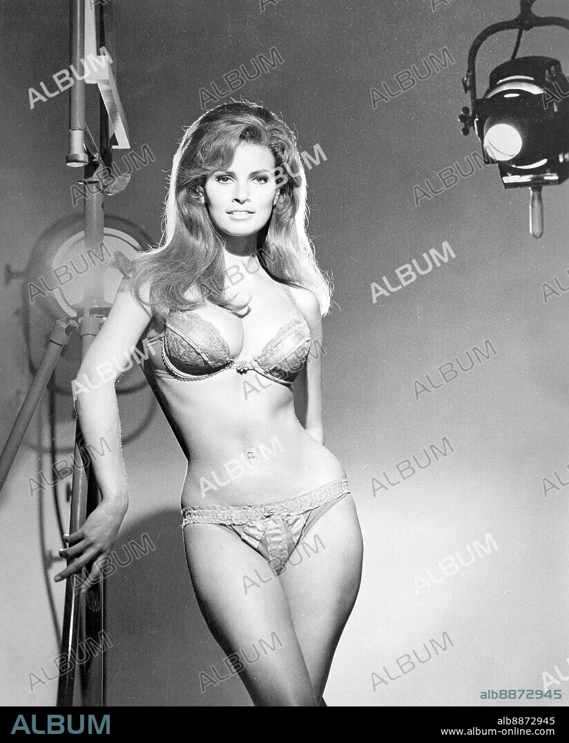 RAQUEL WELCH en MI AMIGO EL DIABLO, 1967 (BEDAZZLED), dirigida por STANLEY DONEN. Copyright 20TH CENTURY FOX.