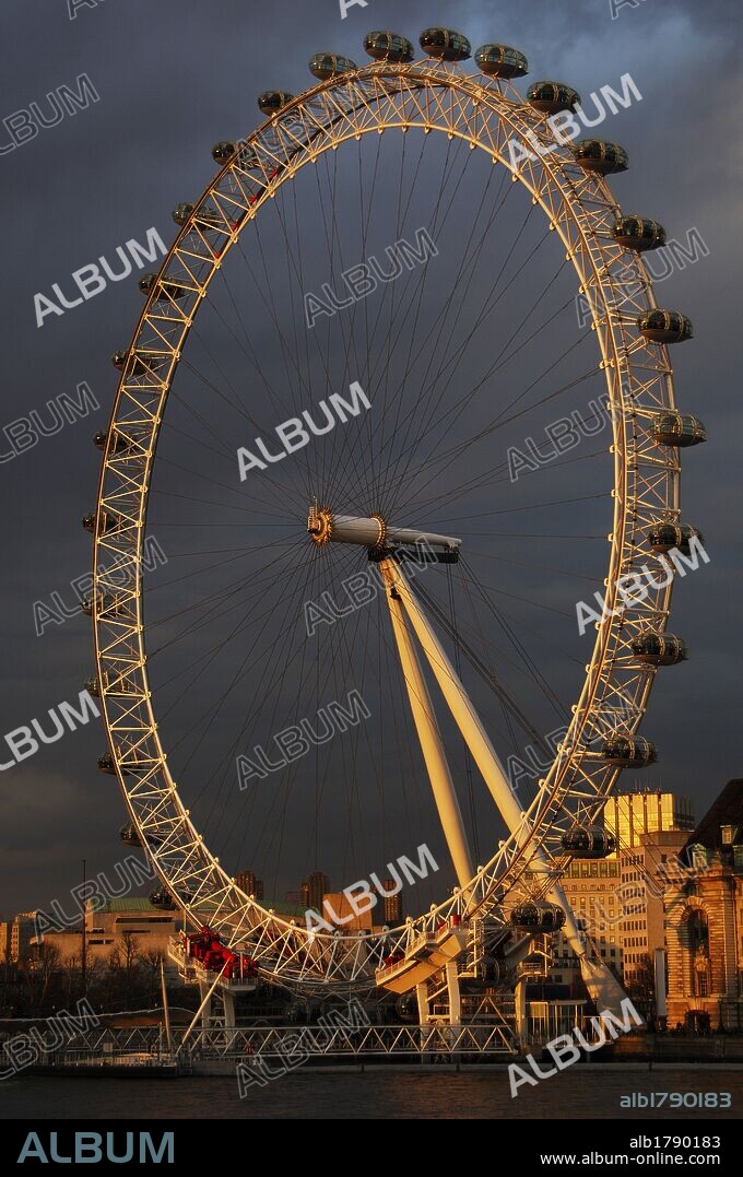 REINO UNIDO. LONDRES. Vista de la NORIA DEL MILENIO (LONDON EYE) a orillas del rio Tamesis. Inglaterra.