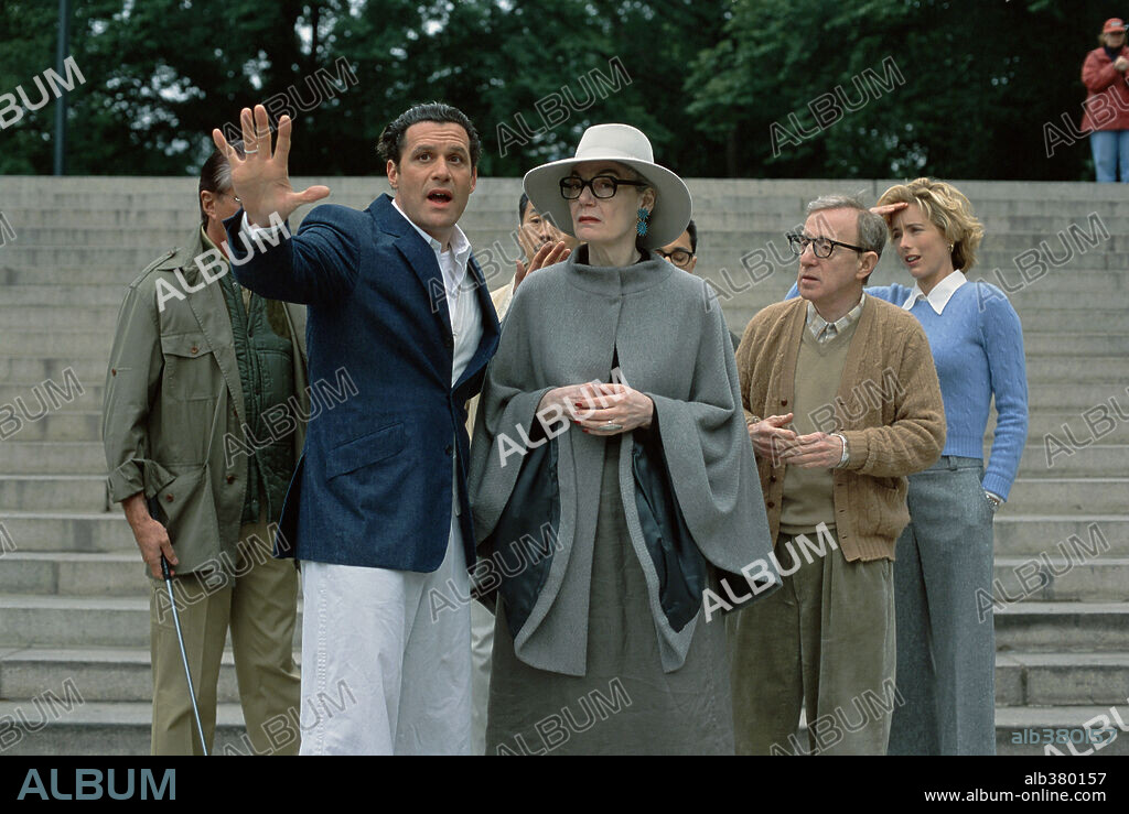 ISAAC MIZRAHI, MARIAN SELDES, TEA LEONI and WOODY ALLEN in HOLLYWOOD ENDING, 2002, directed by WOODY ALLEN. Copyright GRAVIER PRODUCTIONS/DREAMWORKS SKG/PERDIDO PRODUCTIONS / CLIFFORD, JOHN.