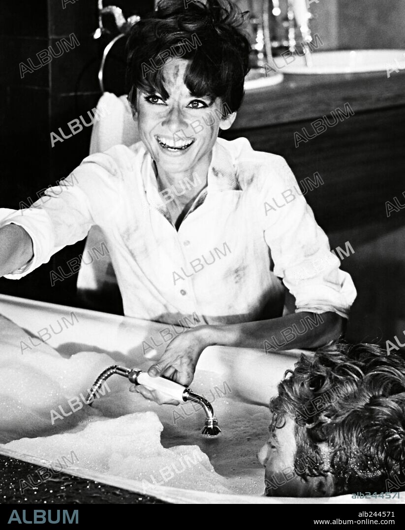 ALBERT FINNEY y AUDREY HEPBURN en DOS EN LA CARRETERA, 1967 (TWO FOR THE ROAD), dirigida por STANLEY DONEN. Copyright 20TH CENTURY FOX.