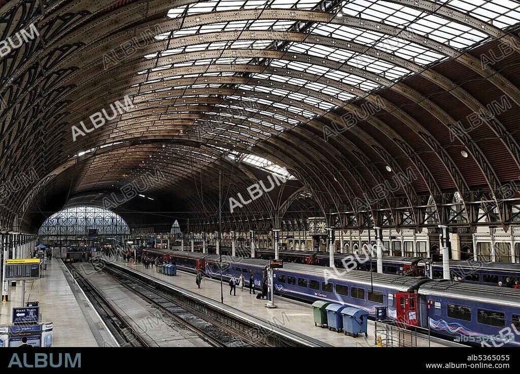 Historic main hall, railway terminus London Paddington station, London, England, United Kingdom, Europe.