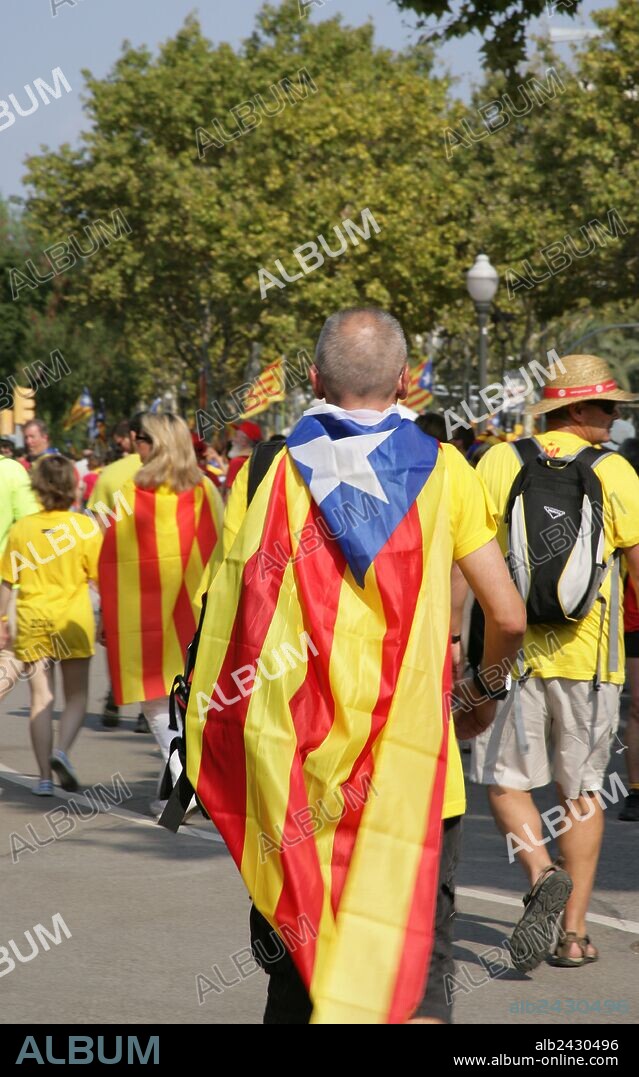 "DIADA NACIONAL DE CATALUNYA" (11 DE SEPTIEMBRE DE 2014). Concentración denominada "VIA CATALANA 2014" que congregó a millares de personas a lo largo de la Diagonal y la Gran Via de les Corts Catalanes. La movilización reivindicaba la posibilidad de votar una consulta el 9 de noviembre de 2014. Organizada por "ARA ES L'HORA", campaña unitaria impulsada por l'Assemblea Nacional Catalana" (ANC) y "Omnium Cultural". Personas concentrándose en Diagonal. Barcelona. Cataluña.