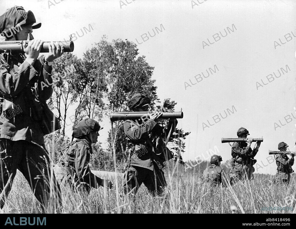 Sverige 1968-06-14. Pansarskott m/68 även känt som Miniman, ett lätt enmans, pansarvärnsvapen provskjuts. Foto: SvD / TT / kod 12014.