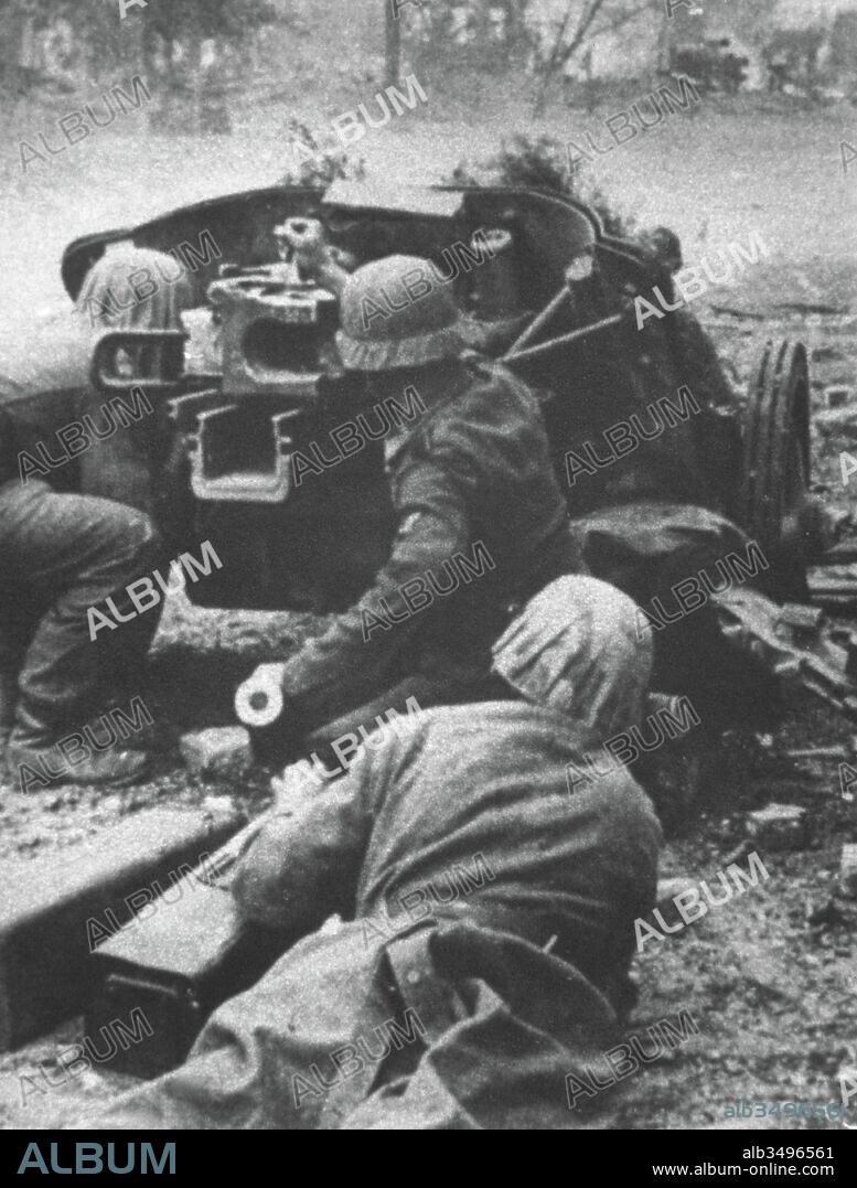 Segunda Guerra Mundial (1939-1945). Batalla de Stalingrado. Librada entre el ejército alemán y soviético (agosto de 1942-febrero de 1943). Combate en las calles de Stalingrado (octubre de 1942). Soldados alemanes disparando un arma antitanque PAK 38.