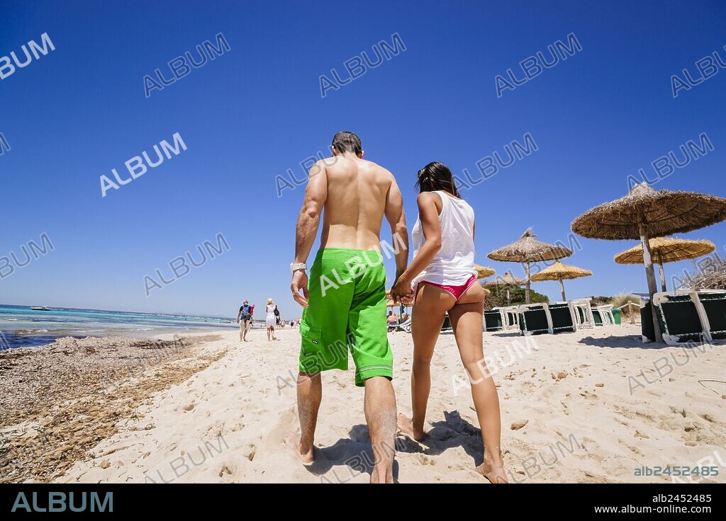 pareja paseando por la playa, Es Trenc beach. Mallorca. Islas Baleares. Spain.