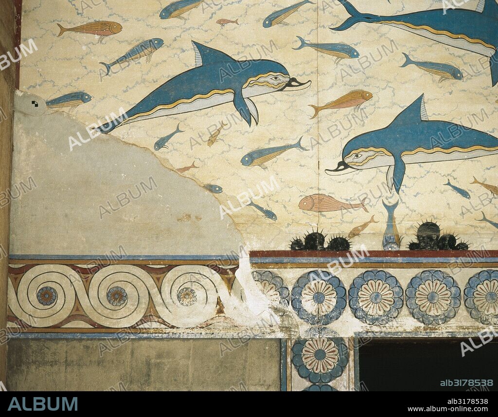 PALACIO DE KNOSSOS (1700-1450 a. C.). Detalle del FRISO DE LOS DELFINES, pintura mural adornada con delfines, erizos de mar y peces, existente en el MEGARON DE LA REINA, en el ala oriental del PALACIO DE KNOSSOS. Los frescos de bandas de espirales son algo posteriores. CRETA. Grecia.
