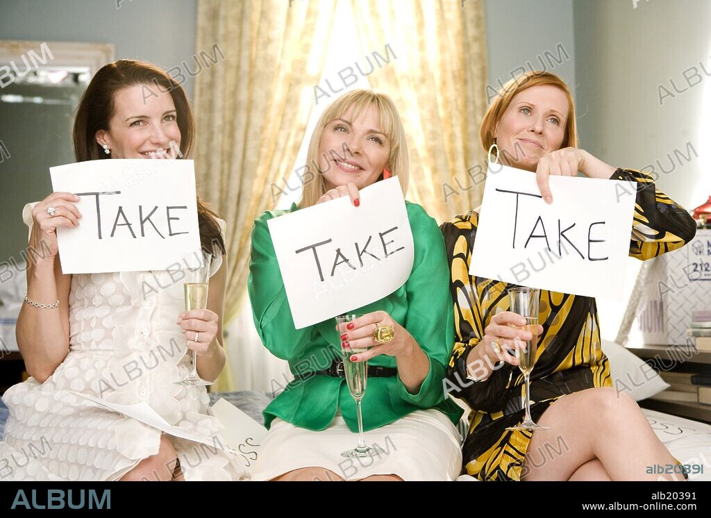 CYNTHIA NIXON, KIM CATTRALL et KRISTIN DAVIS dans SEX AND THE CITY: THE MOVIE, 2008, réalisé par MICHAEL PATRICK KING. Copyright DARREN STAR PROD./HBO FILMS/NEW LINE CINEMA / BLANKENHORN, CRAIG.
