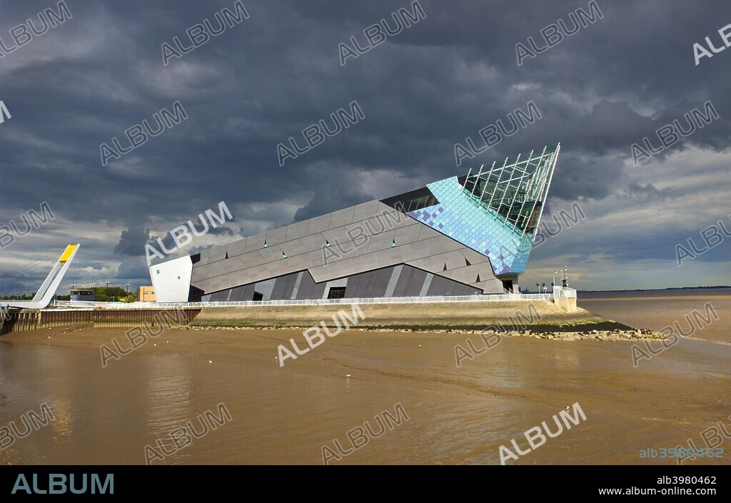 The Deep, submarium and aquarium, Tower Street, Hull, Humberside, 2011. Designed by architect Sir Terry Farrell with funding from the National Lottery's Millennium Commission, The Deep opened in 2002.