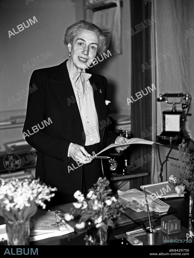 ARKIV 1943, Pauline Brunius, född Lindstedt (1881-1954), skådespelerska och teaterchef. 1926 övertog hon ledningen för Oscarsteatern tillsammans med Gösta Ekman och maken John W. Brunius. Bilden är tagen i chefsrummet på Dramaten. Brunius efterträdde Olof Molander som chef för Dramaten 1938.. Pauline Brunius, swedish actor and theatre director.. Foto: TT Historical/1900. Scanpix Sweden.