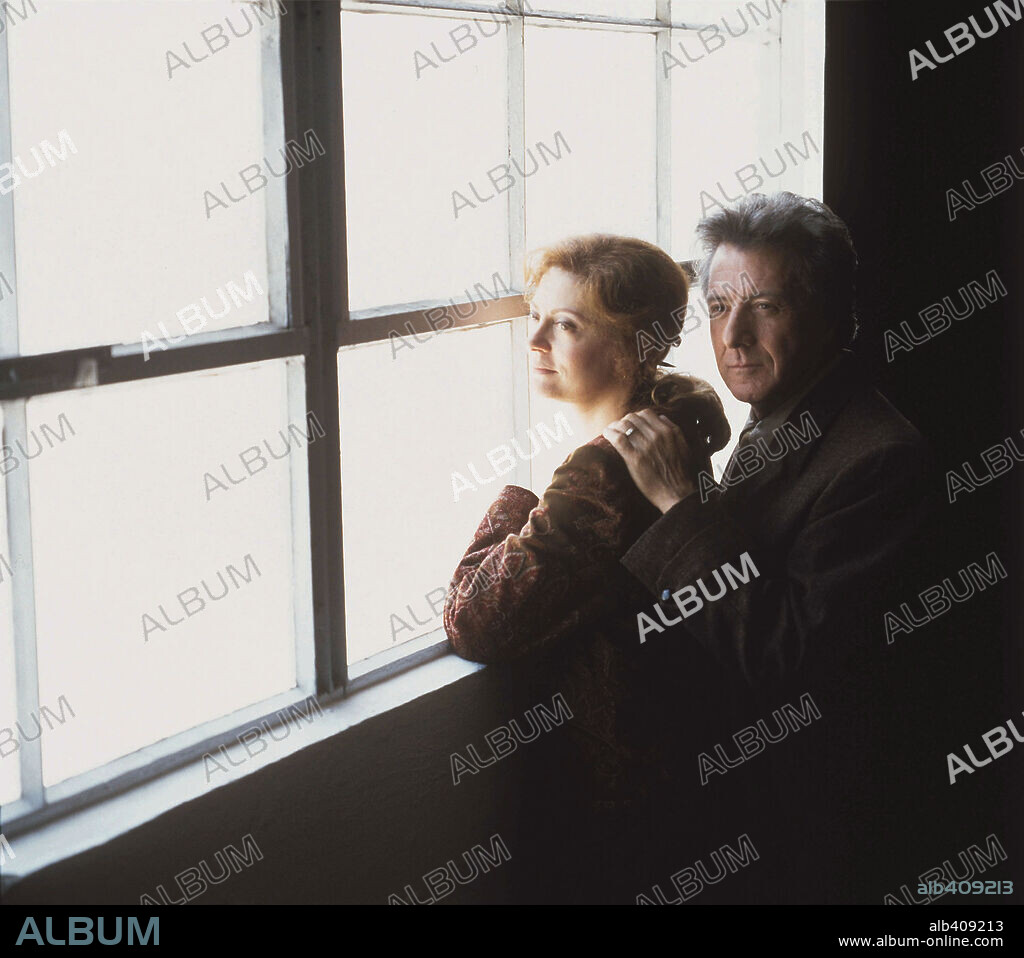 DUSTIN HOFFMAN and SUSAN SARANDON in MOONLIGHT MILE, 2002, directed by BRAD SILBERLING. Copyright TOUCHSTONE PICTURES.