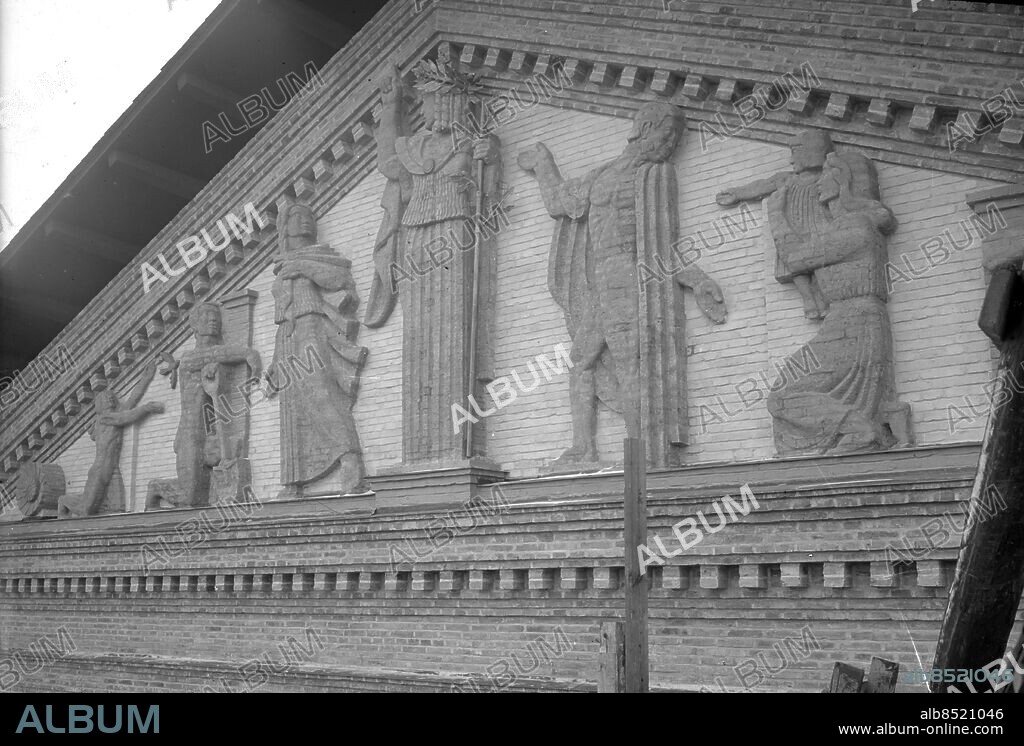 Göteborg 1923-11-22 - Skulpturer i nya skolan vid Karl Johans torg *** Local Caption *** GT - Låda 2011-08. KAMERAREPORTAGE.
