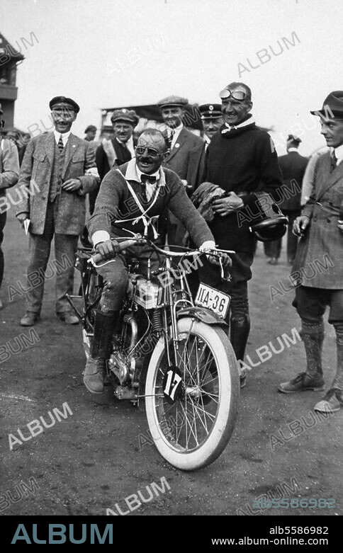 Verkehr:. Motorrad. Motorradrennen auf der AVUS in Berlin: Sieger Högl (München) im 3. Rennen auf Triumph. Foto, 20er Jahre (F.Gerlach).