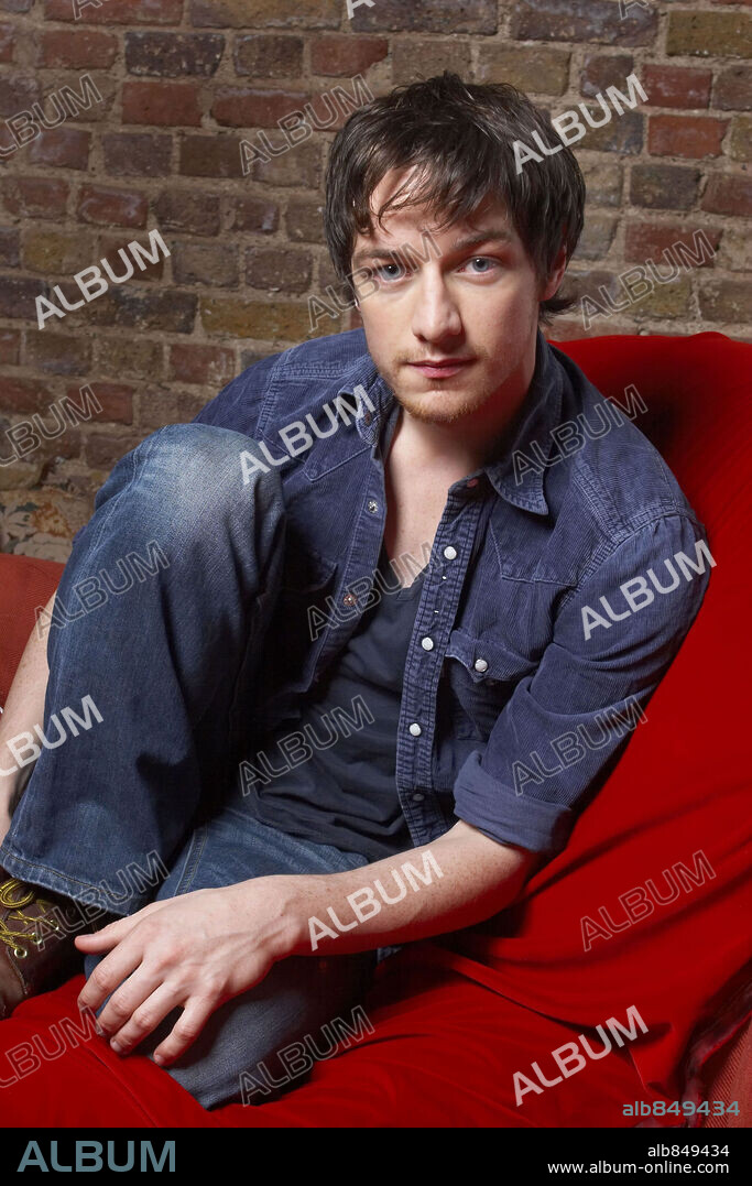 JAMES MCAVOY in CHRONICLES OF NARNIA: THE LION, THE WITCH AND THE WARDROBE, THE, 2005, directed by ANDREW ADAMSON. Copyright WALT DISNEY PICTURES.