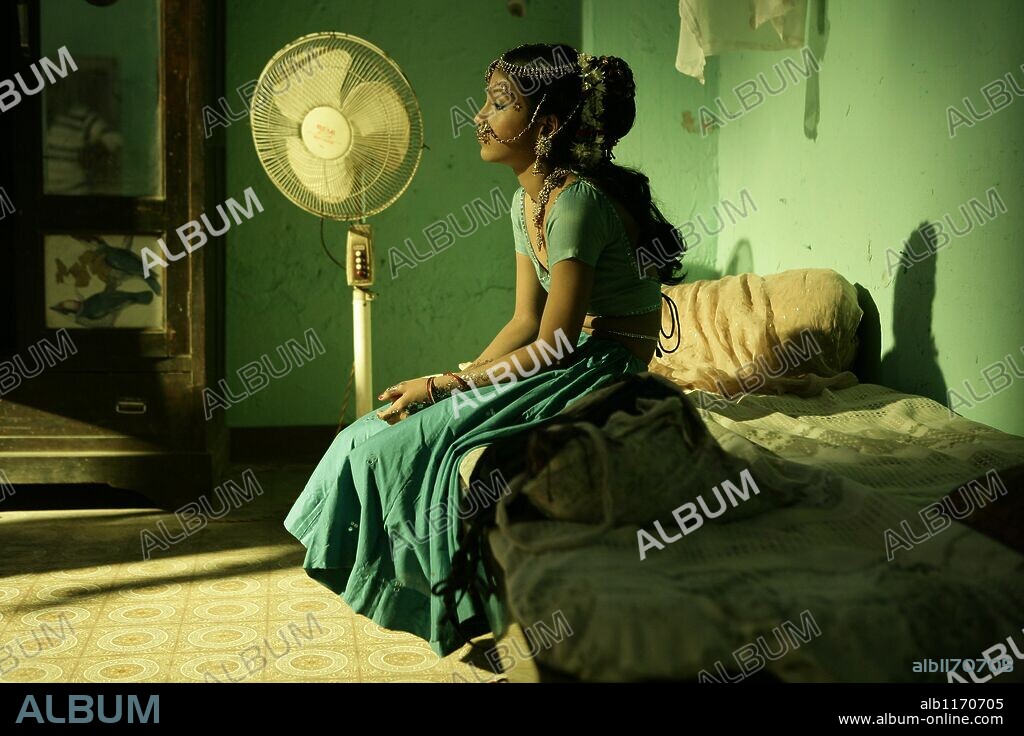 TANVI GANESH LONKAR in SLUMDOG MILLIONAIRE, 2008, directed by DANNY BOYLE and LOVELEEN TANDAN. Copyright CELADOR FILMS/FILM4.