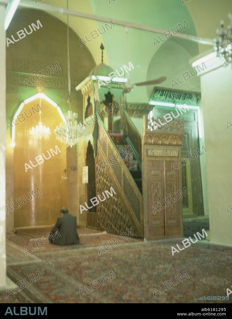 INTERIOR MEZQUITA DJAMI ZOKARIYA-1213-MUSULMAN ANTE EL MIHRAB-ALMIMBAR DE TARACEA.