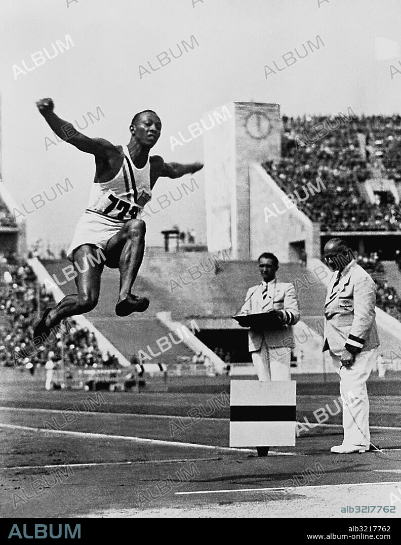 ARKIV 1936. Amerikanen Jesse Owens vinner guld i längdhopp vid OS i Berlin. Owens hoppar 8.06, bara 7 centimeter kortare än det egna världsrekordet. Owens vinner också 100, 200 och korta stafetten.. Jesse Owens, winner in long jump, 100 meters, 200 meters and the short relay at the olympics in Berlin 1936.. Foto:Scanpix Historical/ Kod:1900. Scanpix SWEDEN.