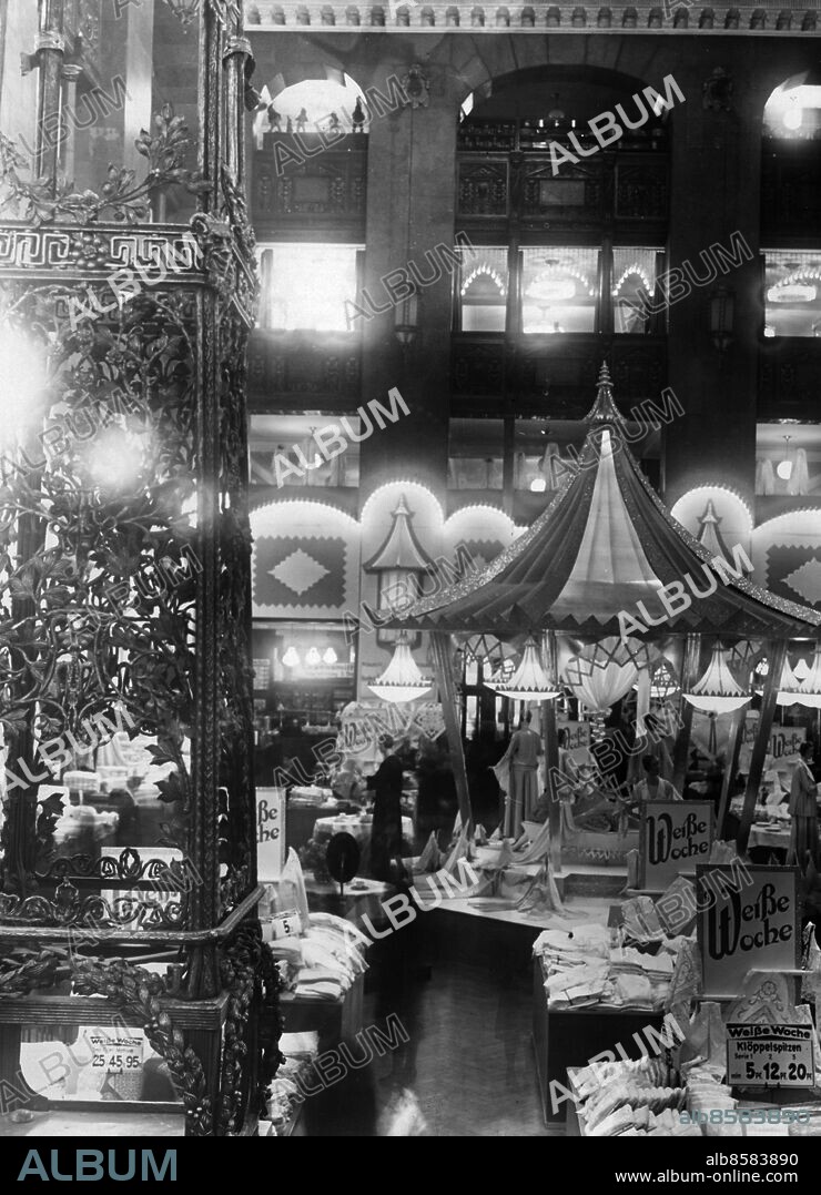 BERLIN omkring 1930. Utan bildtext. Not. Weisse Woche bei Tietz. Foto: AB Text & bilder / SVT / Kod: 5600 Mapp: Varuhus Tyskland (Hermann Tietz) 5501 B Vit vecka på varuhuset Hermann Tietz i Berlin. Allt vitt material säljs till specialpris. Belysning Realisationer Dekorationer Butiksinredning Före 1933 sites: BERLIN;TYSKLAND PhotoDate:193?-??-??.