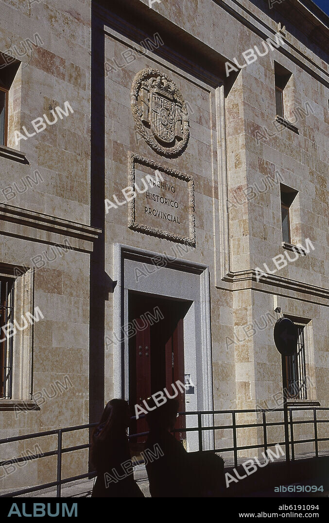 PORTADA DEL ARCHIVO HISTORICO PROVINCIAL CON EL ESCUDO DE CASTILLA Y LEON EN SU FACHADA - SIGLO XX.