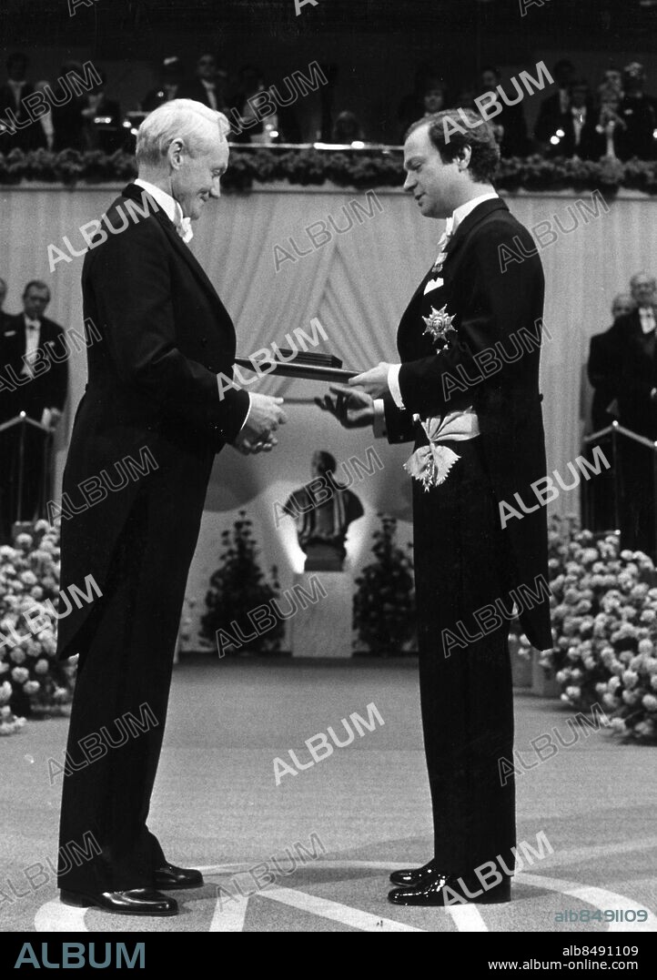 NOBEL PHYSICSPRIZE :1981. Physics laureate Kai Siegbahn. Sweden receives his prize from the Swedish King Carl XVI Gustaf. Siegbahn shares the prize with Arthur L. Schawlow and Nicolaas Bloembergen. Foto: Jan Collsiöö Kod: 1001 COPYRIGHT SCANPIX SWEDEN.