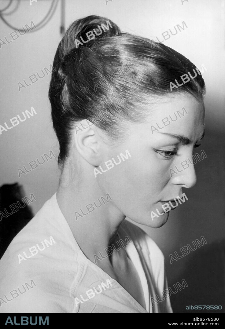 Orig. bildtext... PARIS FACE STYLE FOR 52 Fernand Aubry, paris hairdresser and beauty specialist has created the new 1952 look for milady - a transformation (...) particularly in the shape of the eyebrows, which are thicker and reach up to the hairlaine, and the mouth, which has the lower lip accentuated giving an upsweep movement to the mouth, the hair swept to the top of the head. Photo shows: Lucky, completely transformed by Paris beauty specialist Fernand Aubry, with the new completely upswept 1952 look. Not. Mode dam 1952 Hårmode Anm. Profiler Smink Eyeliner Uppsatt hår CD217 sites: FRANKRIKE ;PARIS.