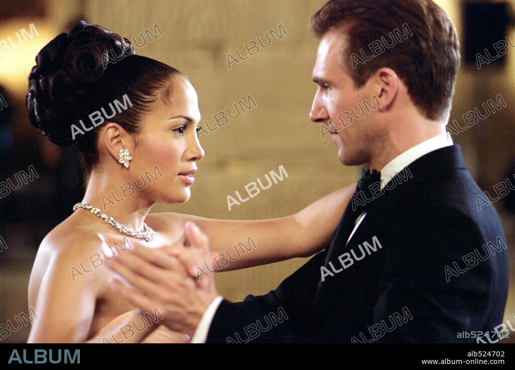 JENNIFER LOPEZ and RALPH FIENNES in MAID IN MANHATTAN, 2002, directed by WAYNE WANG. Copyright COLUMBIA PICTURES.