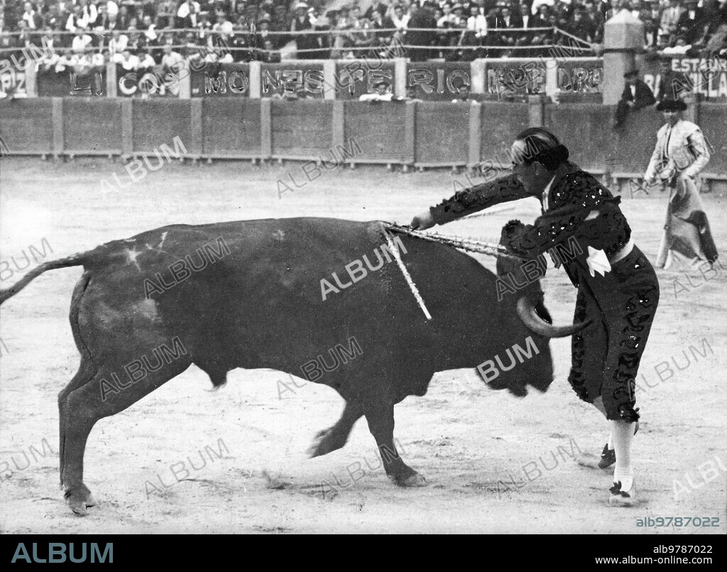 Calatayud (Zaragoza), September 1926. In the bullring. The matador Ignacio Sánchez Mejías stabbing one of the cattle he fought.